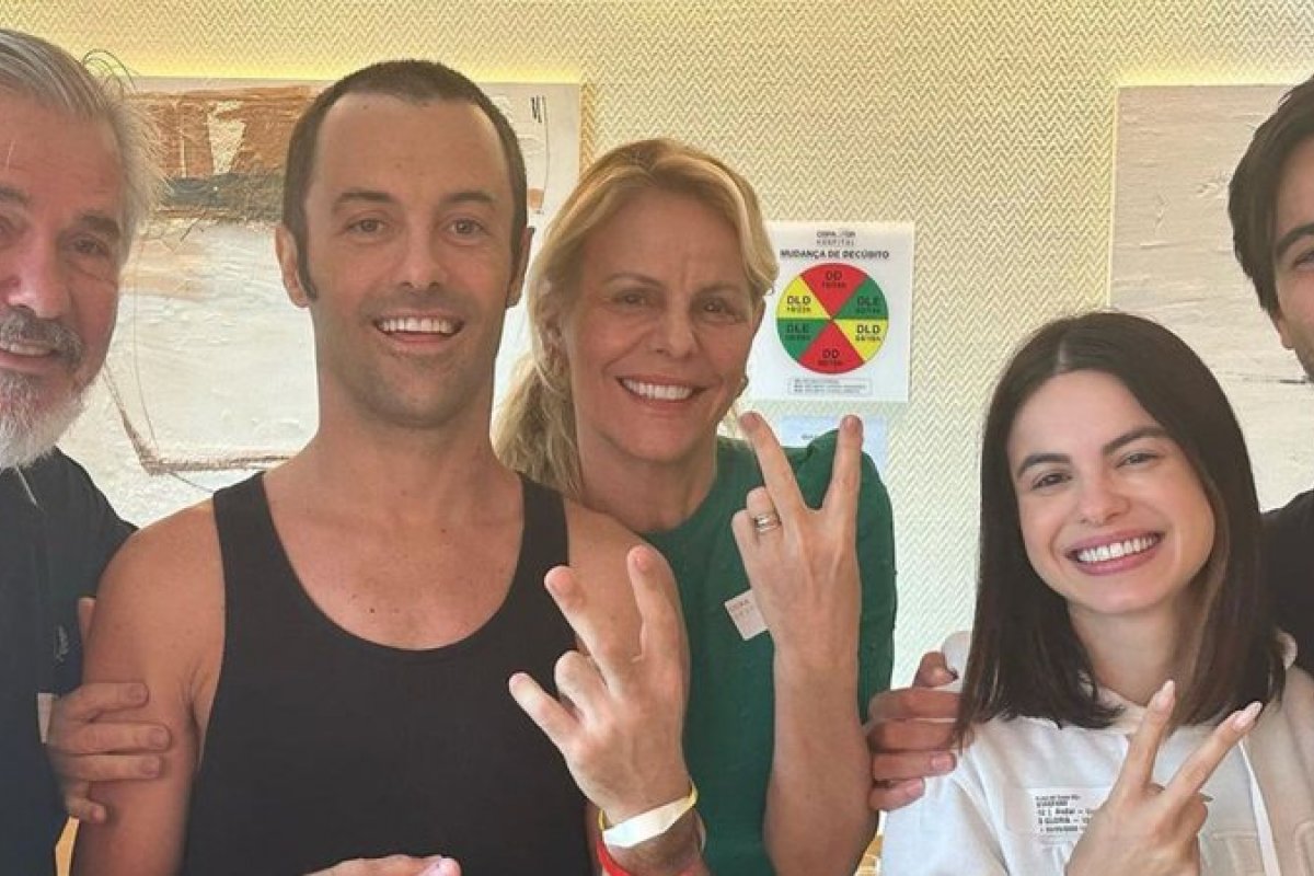 Kayky Brito aparece ao lado da família após alta do hospital!
