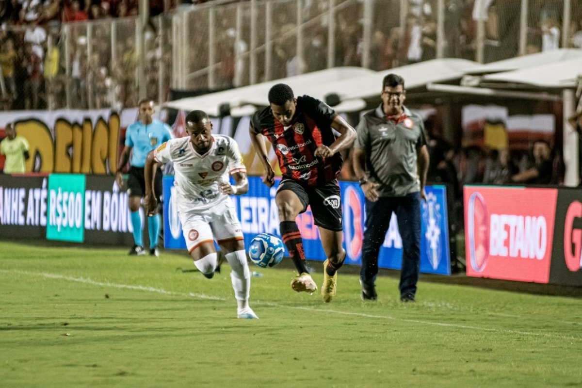 Vídeo: Vitória vence Tombense em casa e segue na liderança da Série B