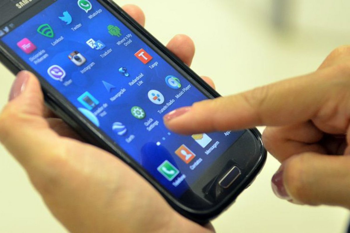 Pesquisa aponta que smartphones usados em excesso prejudicam crianças