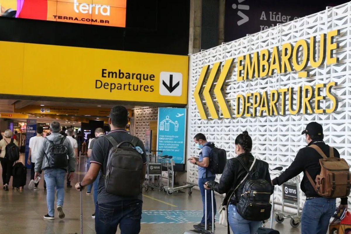 Estudo revela que 41% dos brasileiros considerariam mudar de país devido à polarização política