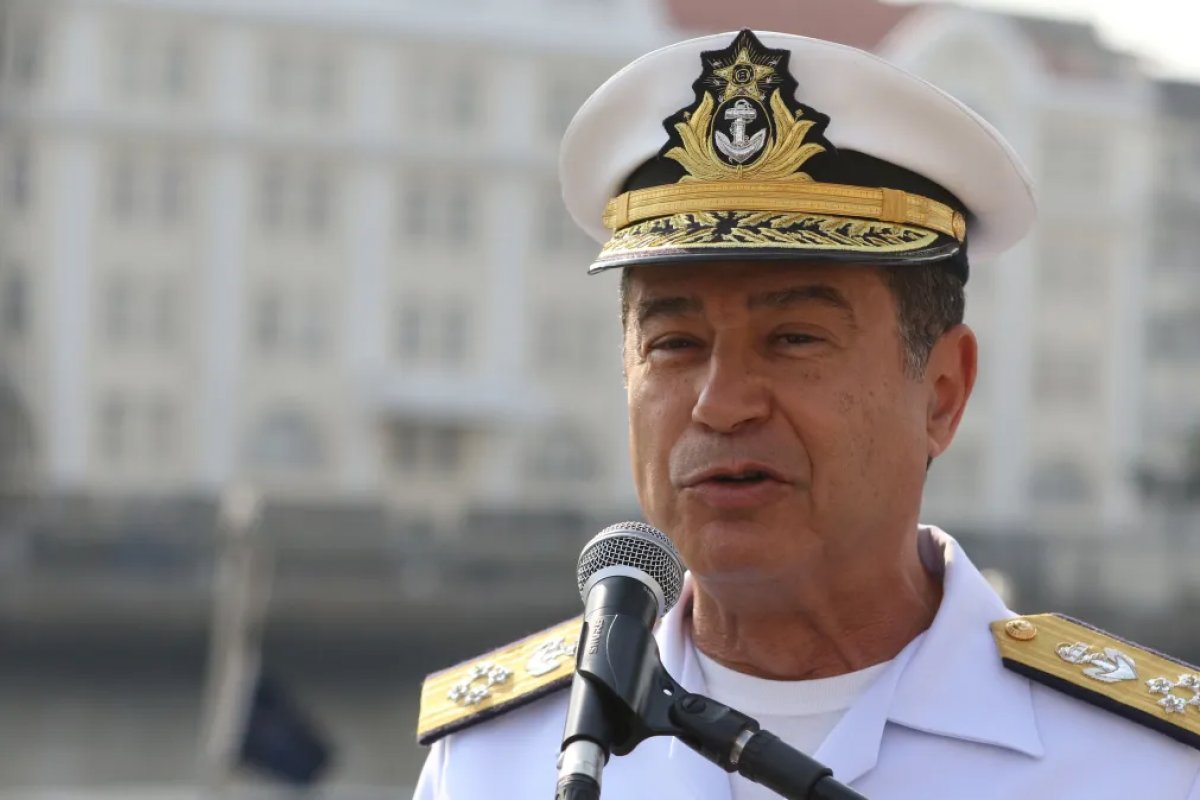 Militares saem em defesa de ex-comandante da Marinha citado em delação de Mauro Cid: 'acreditamos em sua inocência'