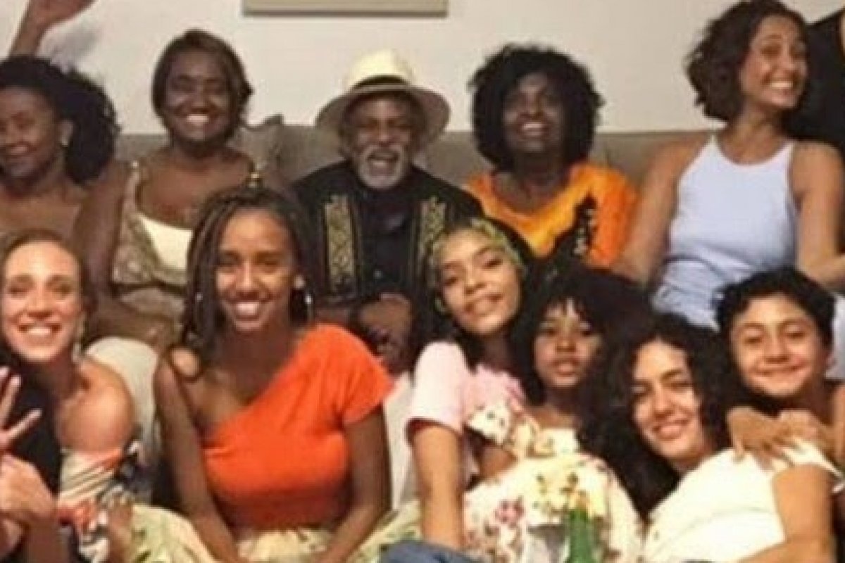 Poderosa: Camila Pitanga reúne a filha, a namorada e o ex-marido em noite de Natal