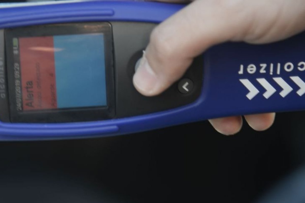 Motorista sem CNH bate em veículo estacionado e é preso por embriaguez