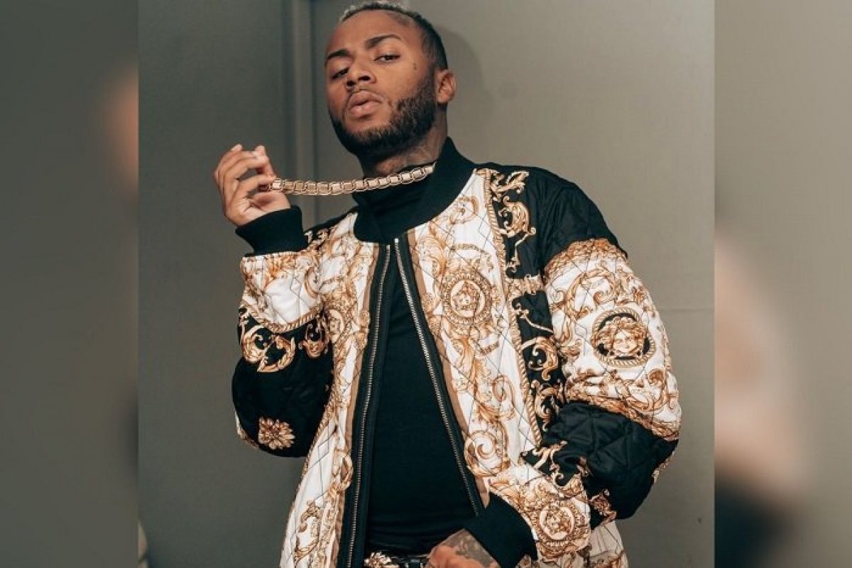 Ônibus que levava cantor para show é atingido por tiros no Rio de Janeiro!