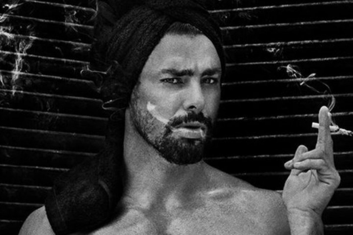 Usando apenas uma toalha nos cabelos e fumando, Cauã Reymond agita a web!