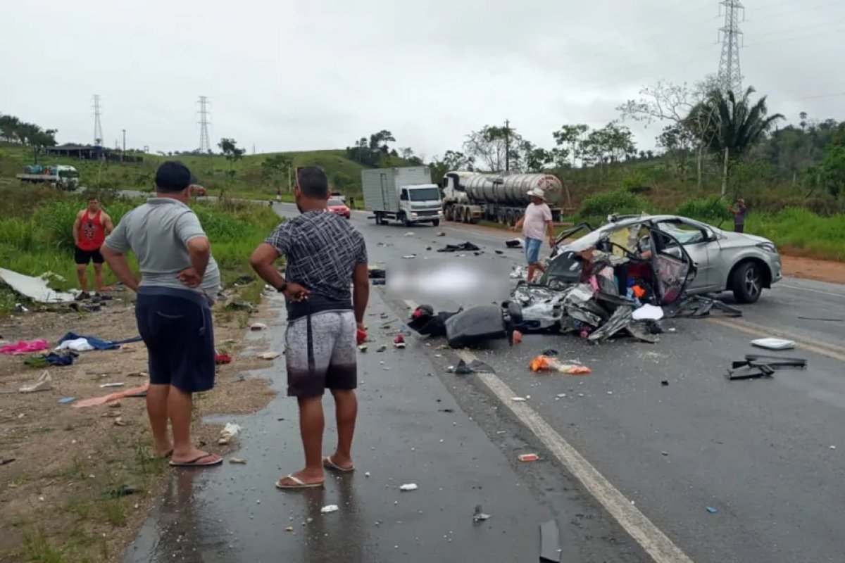 Duas pessoas morrem e uma fica ferida após batida entre carro e carreta no sul da BA