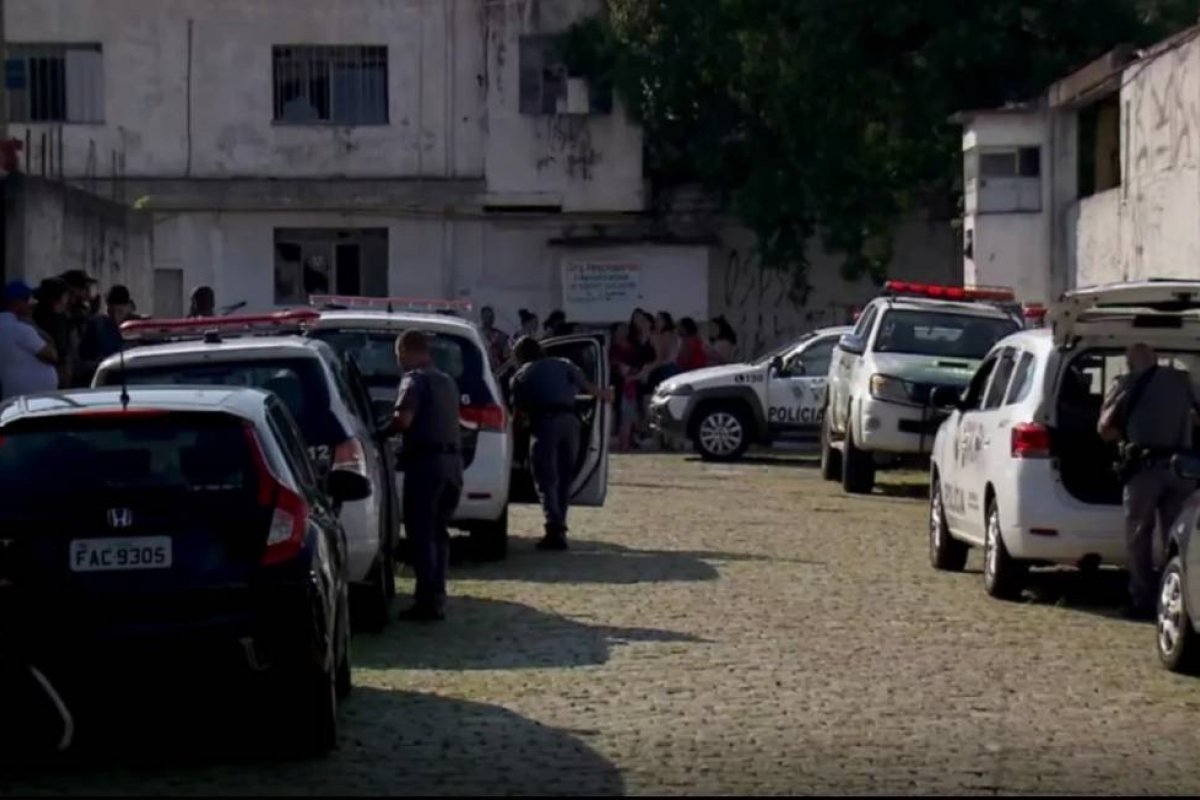 Garoto de 10 anos é mordido por cães pitbull após entrar em garagem de ônibus