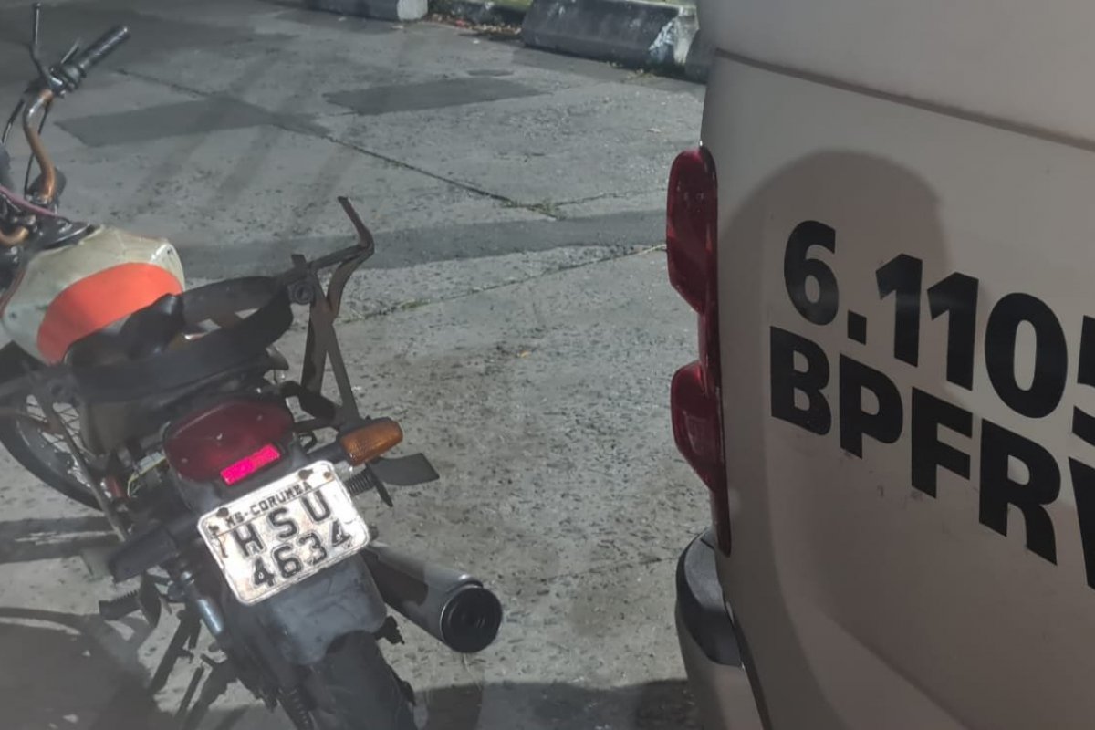 Equipes do Batalhão Apolo recuperando moto furtada em Itapuã