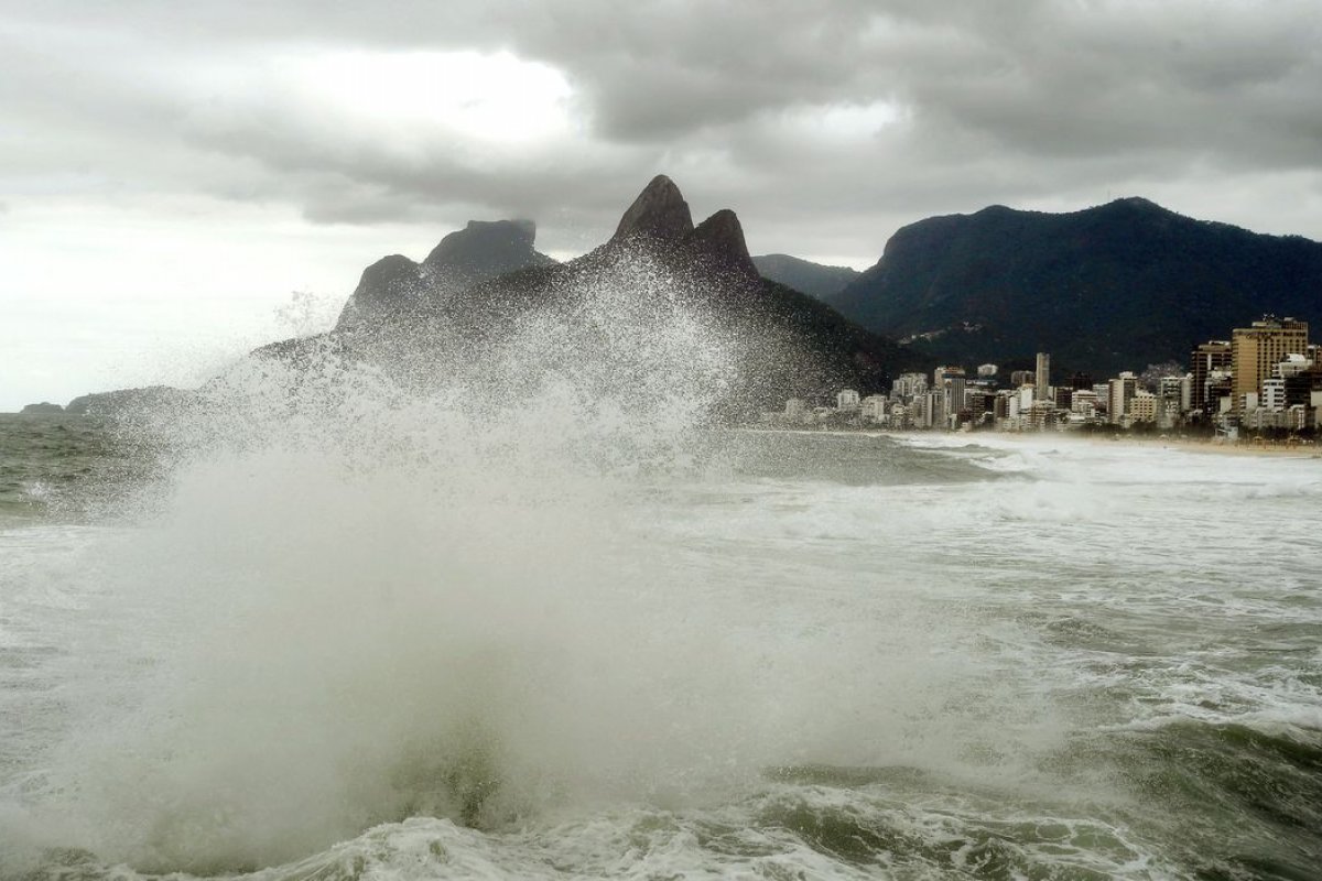 Turistas são levados por onda ao fazerem selfie em praia do Rio de Janeiro