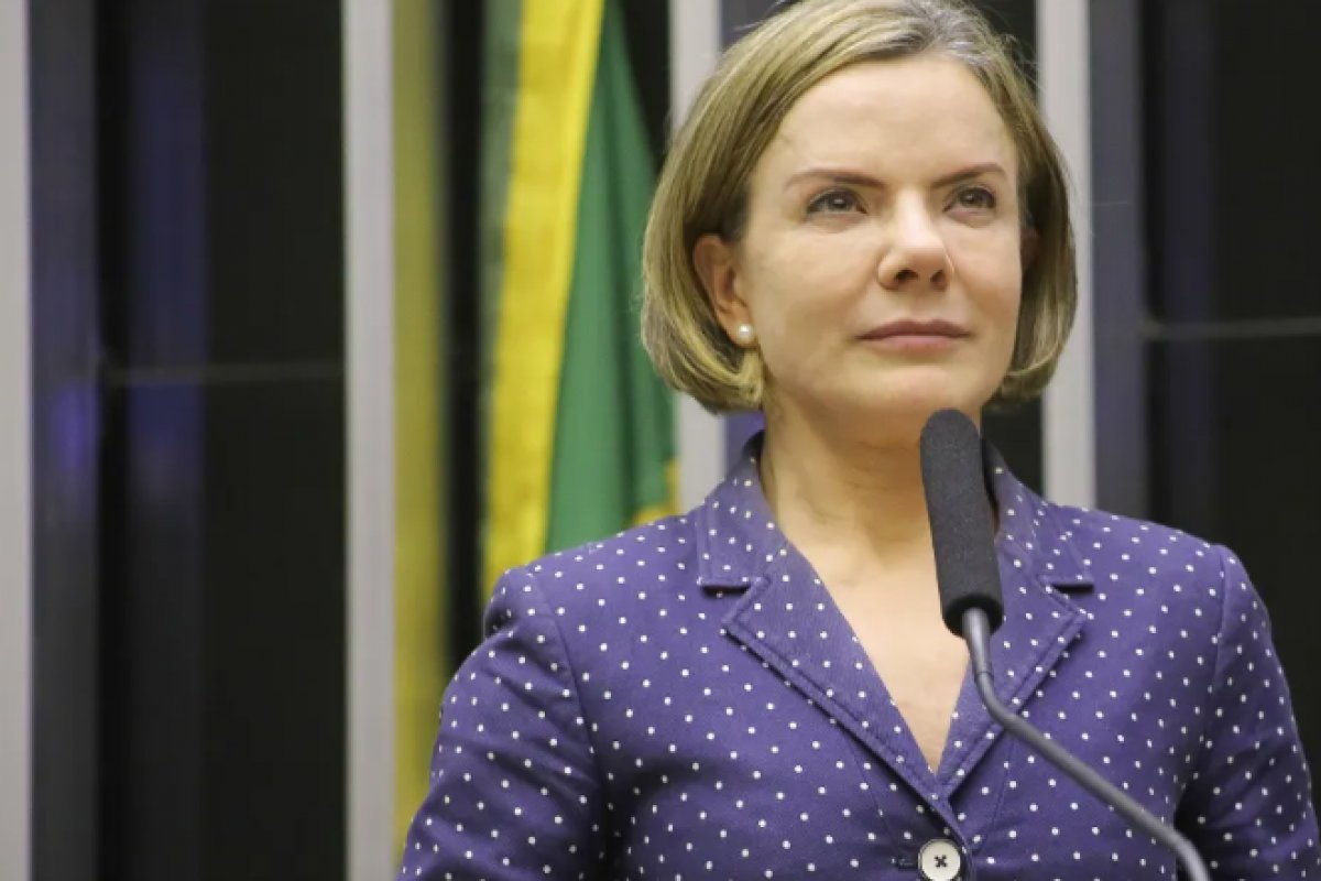 Gleisi Hoffmann deixa a UTI após obstrução coronária