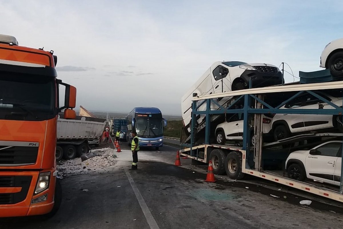 Duas pessoas ficam feridas após batida entre caçamba e caminhão-cegonha