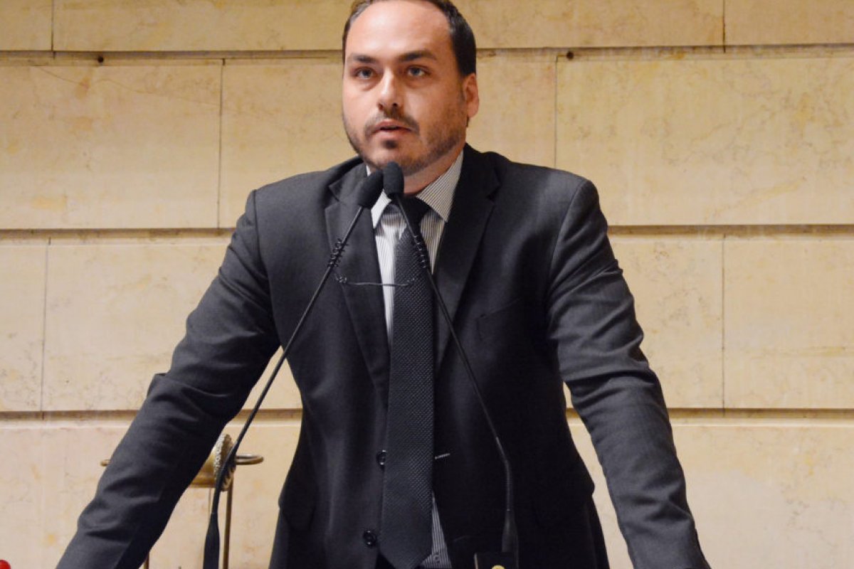 Carlos Bolsonaro volta a criticar comunicação do governo