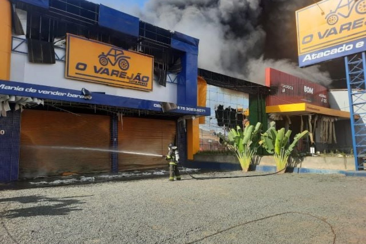 Incêndio devasta estabelecimentos comerciais em Feira de Santana