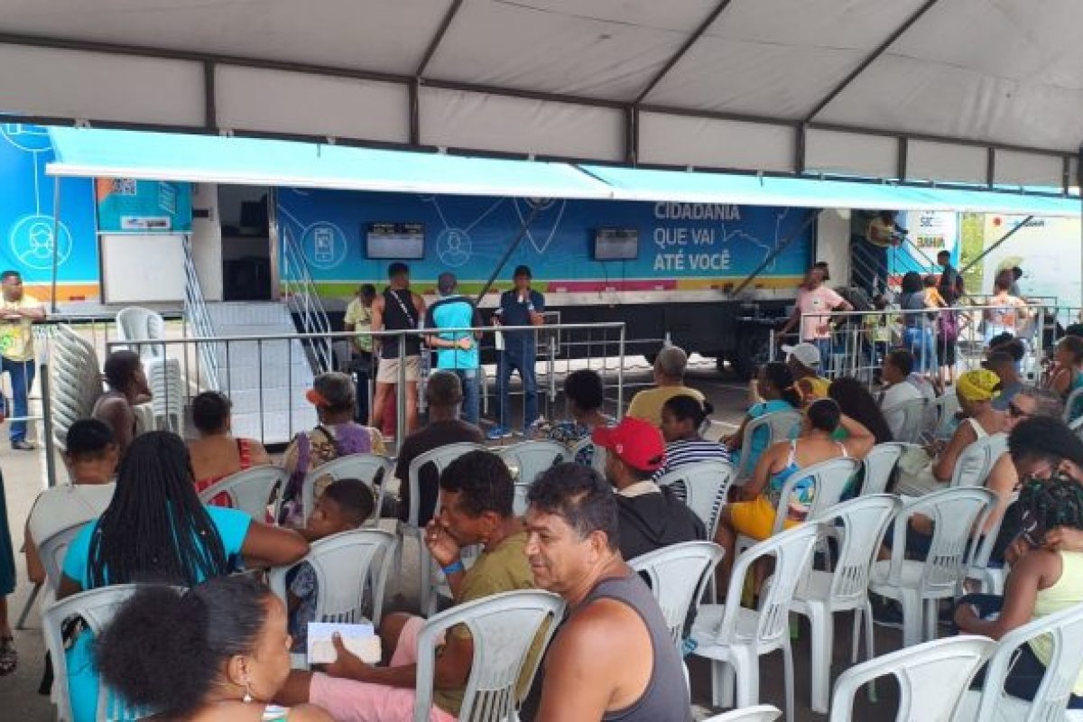 Pessoas em situação de rua têm atendimento gratuito no SAC Móvel em Salvador