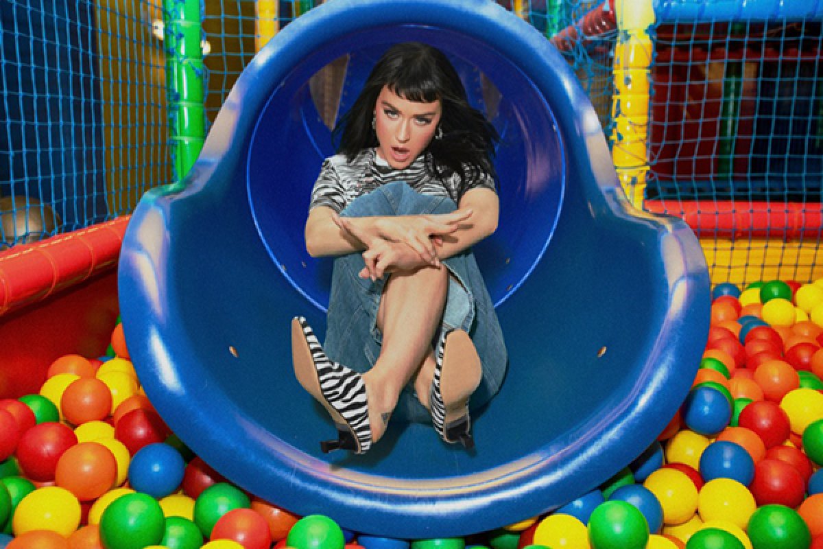 Com estilo ousado e criativo, Katy Perry lança nova coleção de calçados!