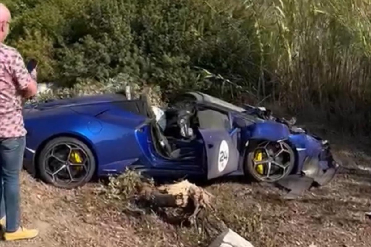 Ferrari e Lamborghini batem em van e causam duas mortes na Itália