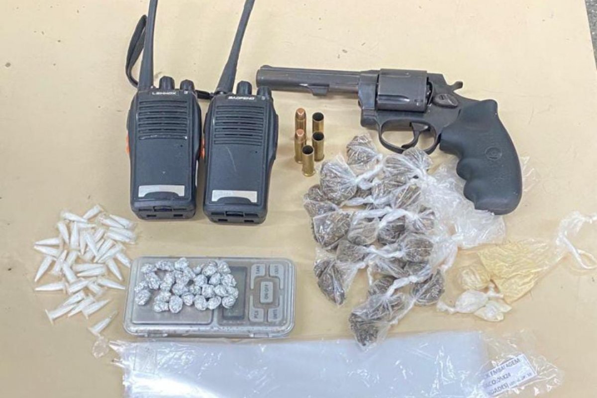 Revólver e radiocomunicadores são apreendidos em Lauro de Freitas