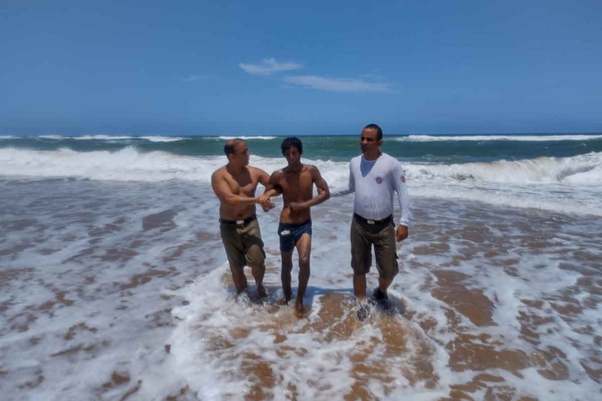 Polícia prende homem dentro do mar por furto de fios em Pernambués