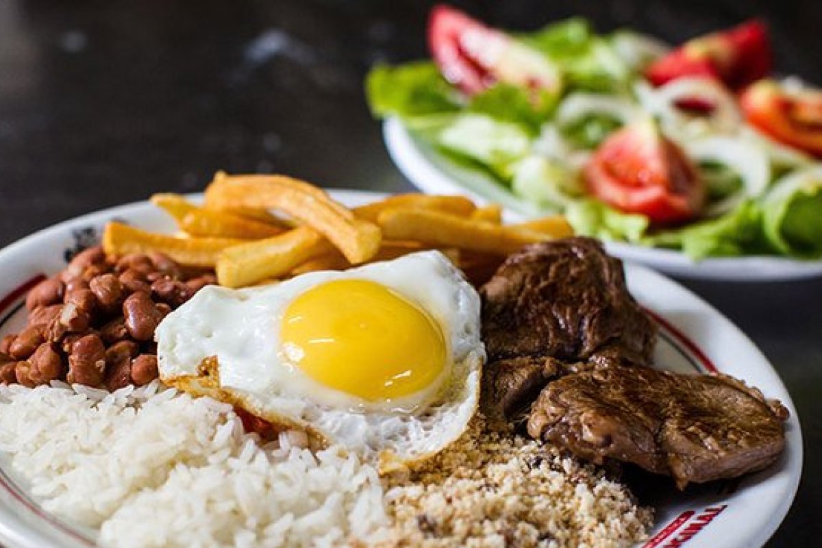 Trabalhador gastou cerca de R$ 54,49 para almoçar fora de casa em agosto, aponta pesquisa