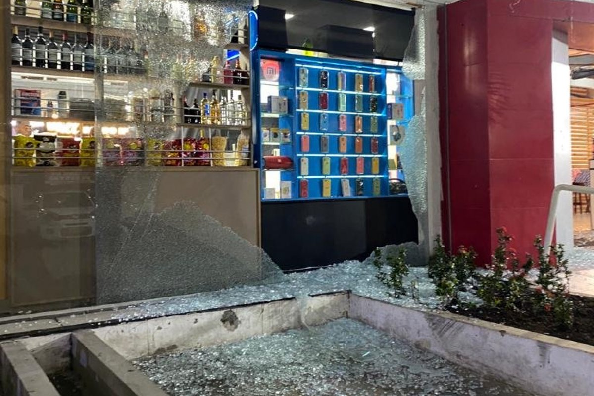 Vídeo: Homem é baleado em troca de tiros no Shopping da Gente, em Salvador