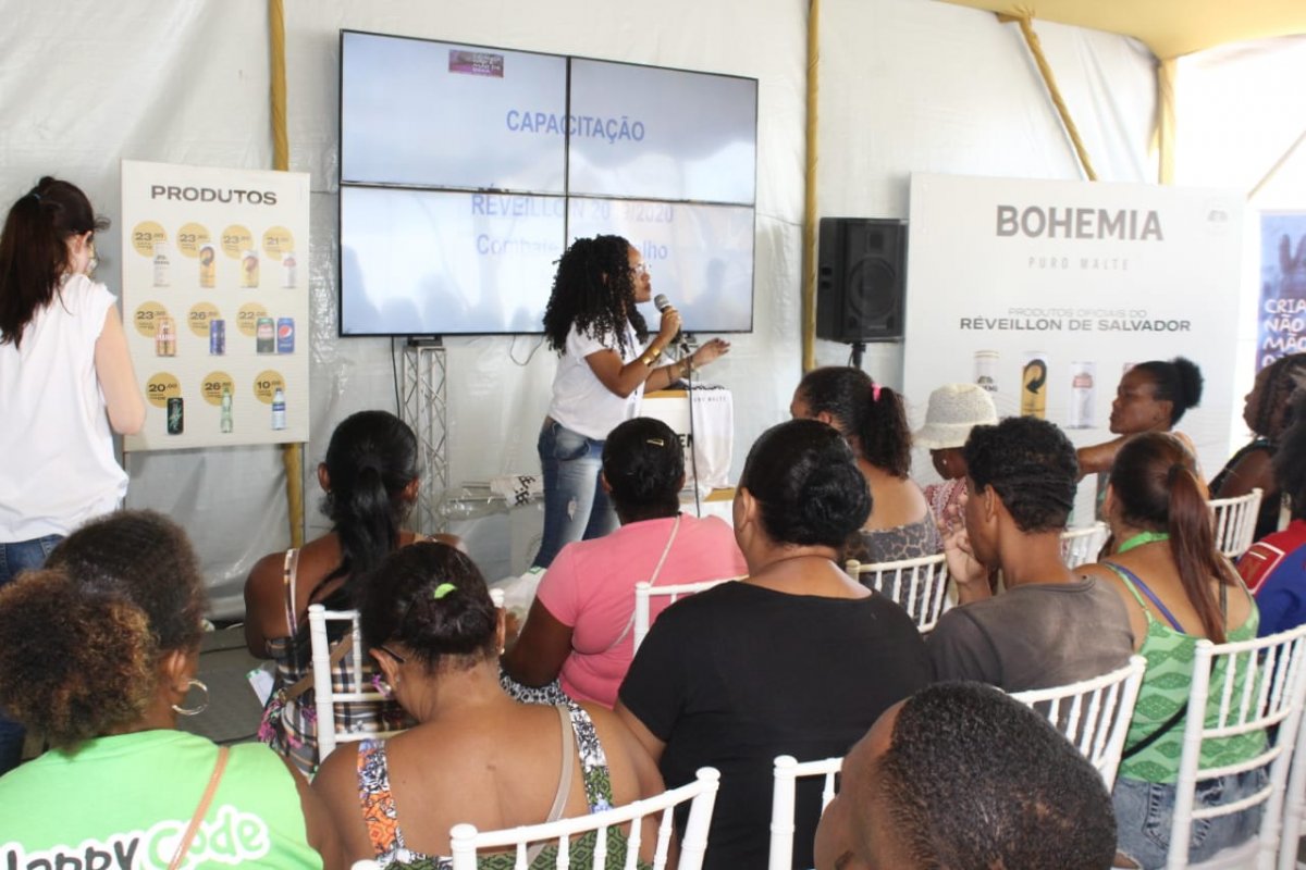 Ambulantes recebem kits para trabalhar durante o Festival Virada Salvador