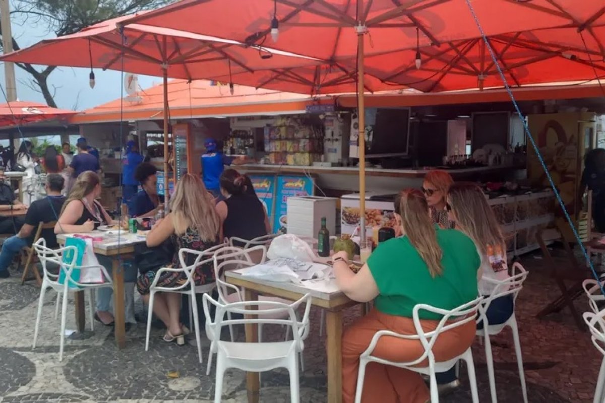 Quiosque onde médicos foram assassinados voltou a funcionar horas após o crime