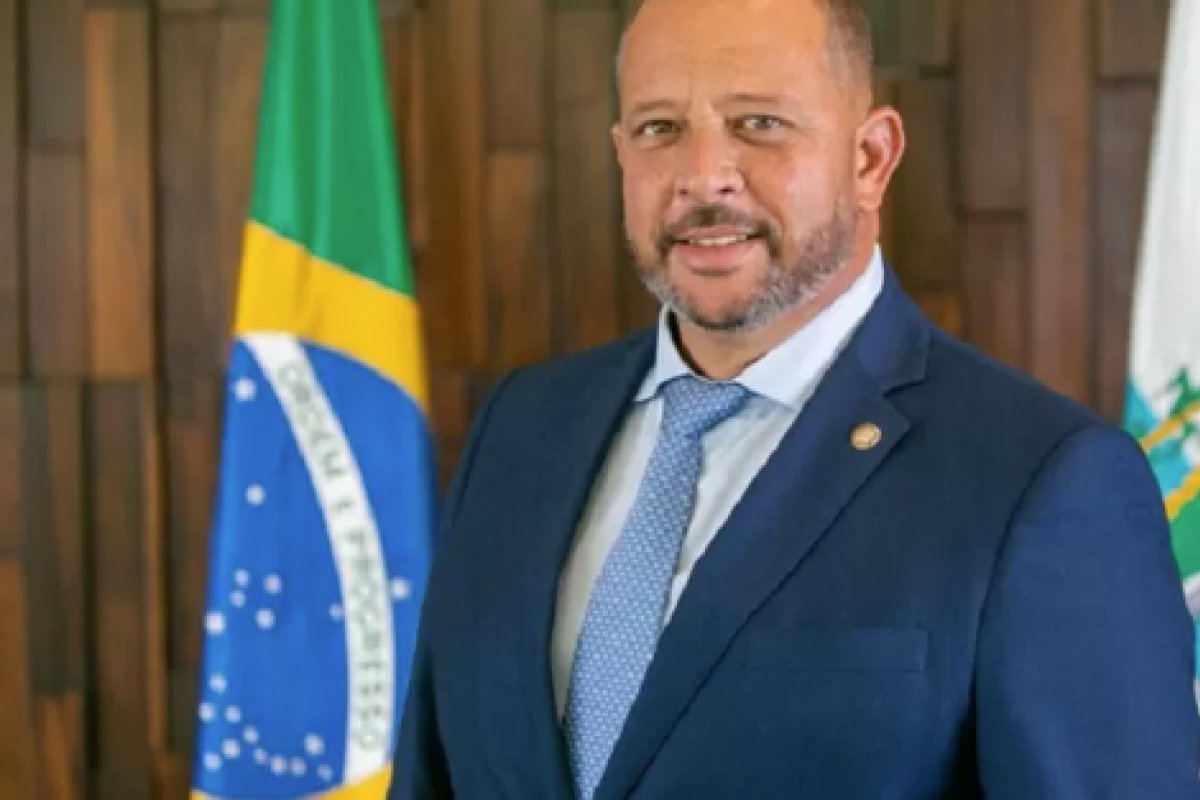 Deputado estadual troca tiros com bandidos que tentavam invadir clube no RJ