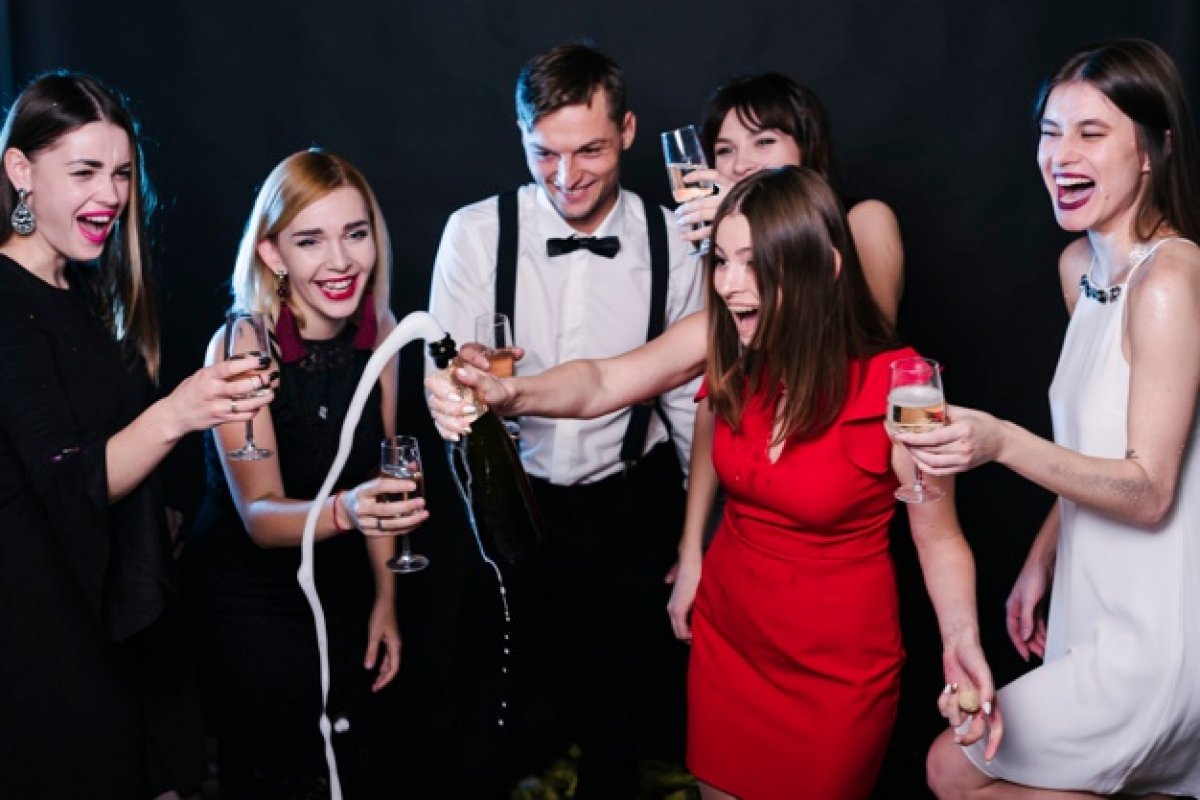 Mais da metade dos brasileiros deve comprar roupa nova para o réveillon, diz pesquisa