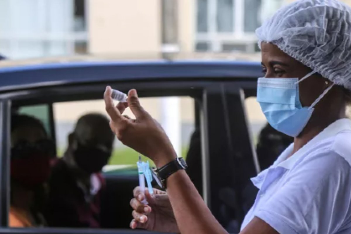 Campanha de vacinação contra gripe e Covid-19 continua em Salvador