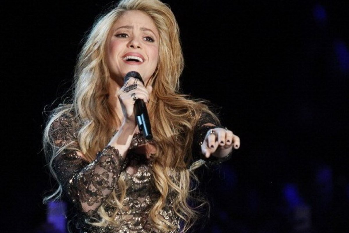 Shakira vai a premiação com joias avaliadas em mais de R$ 500 mil