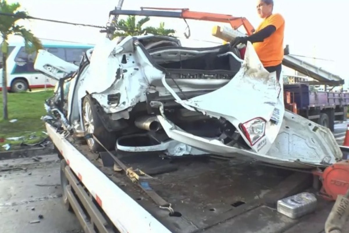 Dois homens morrem após carro colidir em poste na Avenida Paralela, em Salvador