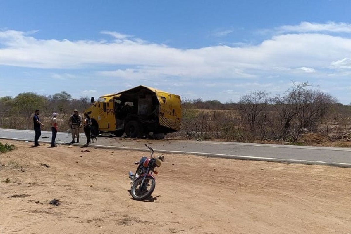 Grupo explode carro-forte e rouba malotes de dinheiro no norte da Bahia