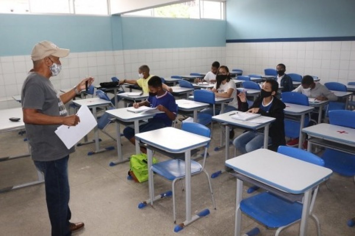 Governo da Bahia nomeia 54 professores de inglês aprovados em concurso