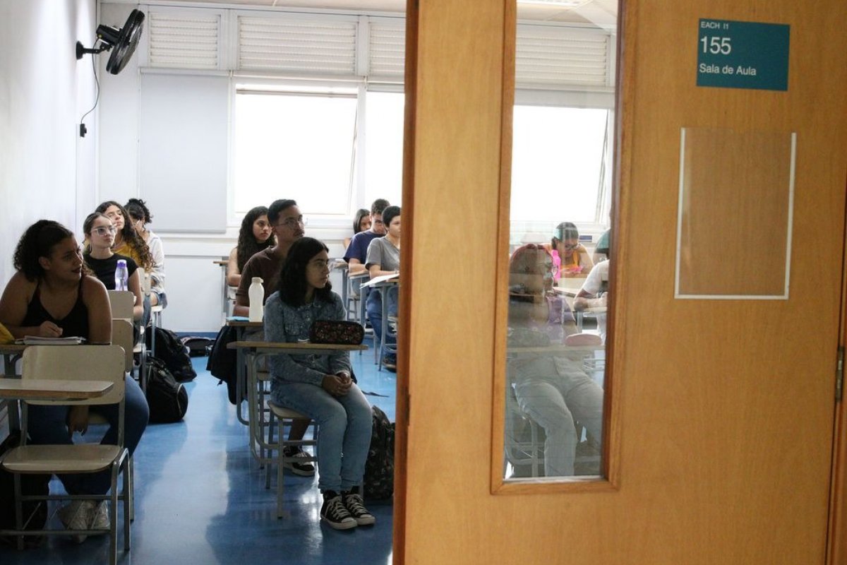 Canais da nova parabólica digital ajudam estudantes baianos na reta final de preparação para o Enem