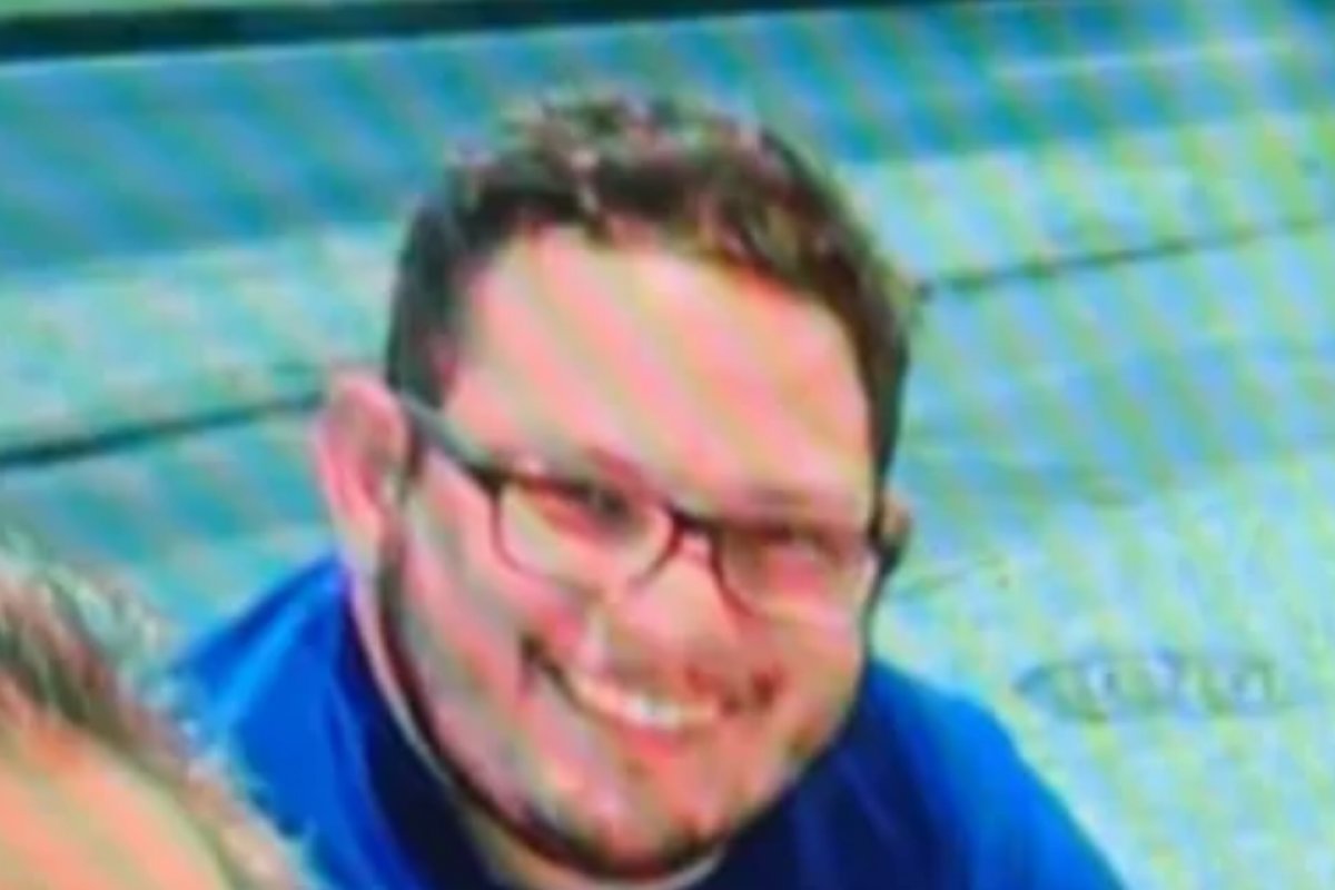 Médico sobrevivente não foi baleado mais vezes porque arma de atirador travou, diz polícia