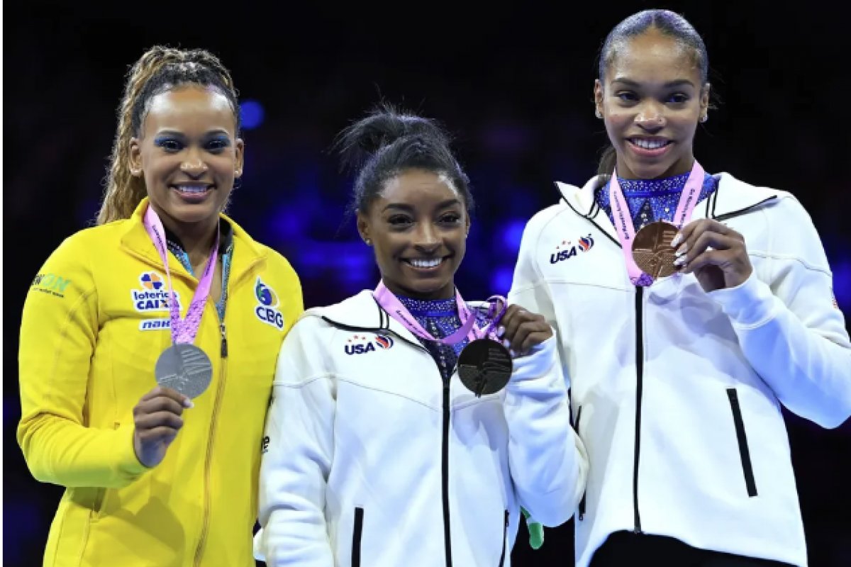 Rebecca Andrade conquista prata no Mundial; Simone Biles conquista a medalha de ouro pela sexta vez