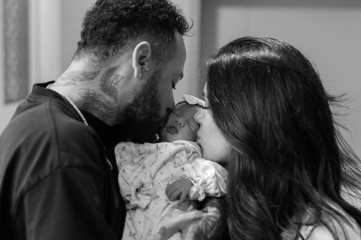 Clube libera Neymar para viajar ao Brasil e conhecer a filha!