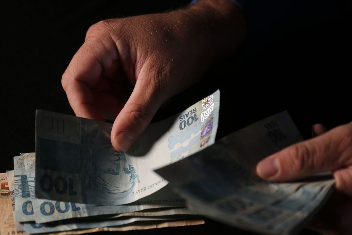 Governo Federal promete zerar dívida pública primária em 2024, mas analistas são céticos