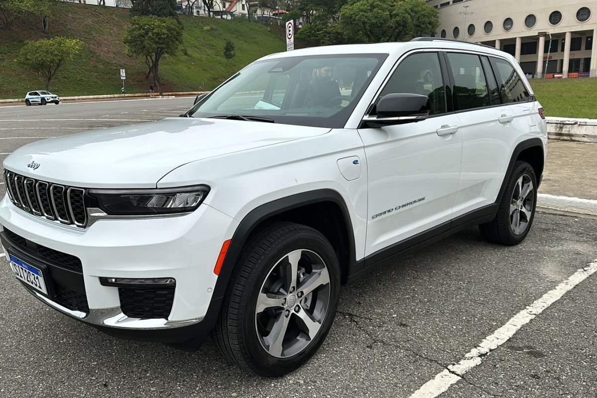 Grand Cherokee volta em versão híbrida com 380cv e tração 4x4