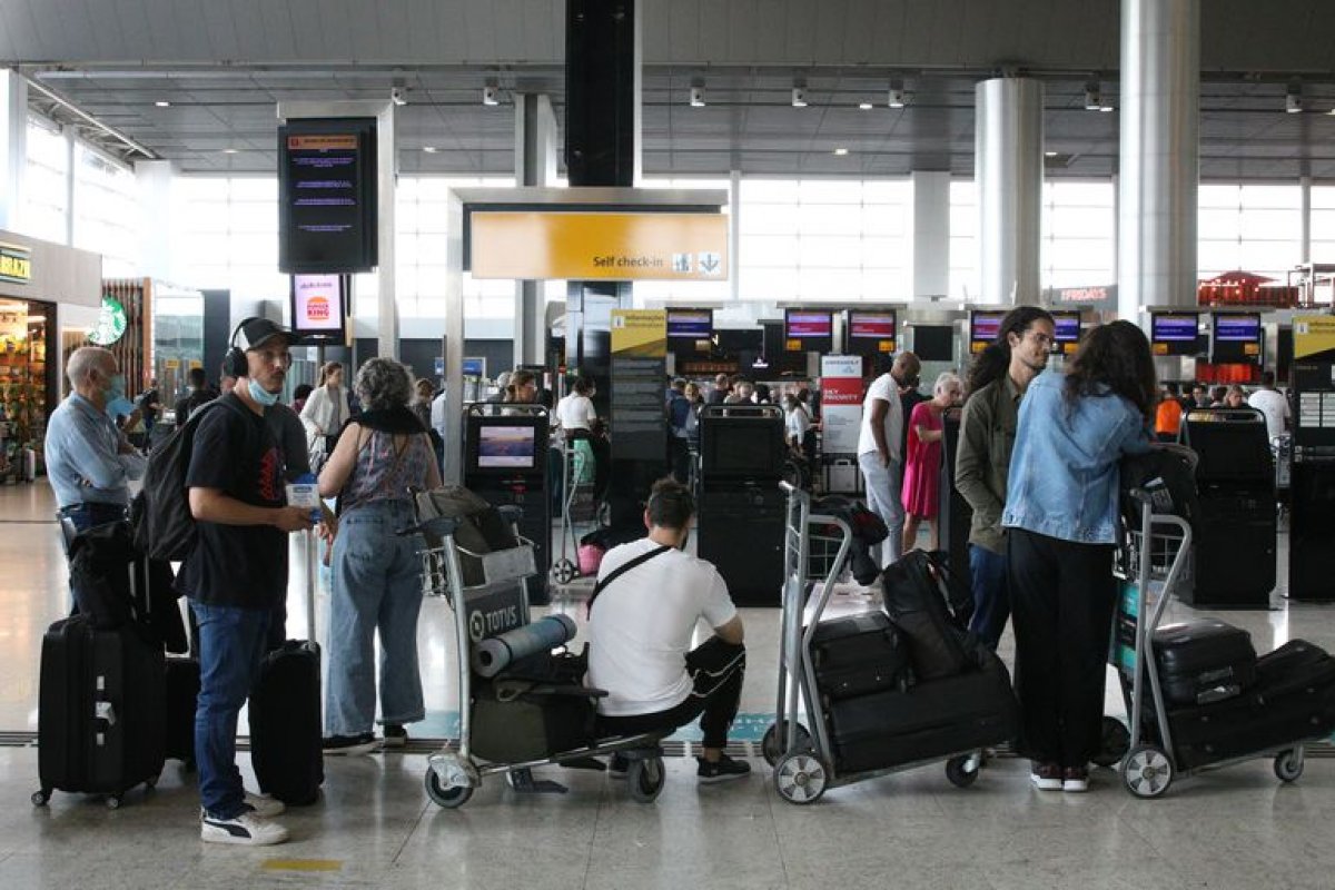 Funcionários de empresa estatal encarregada do controle aéreo no Brasil iniciam greve nesta segunda (9)