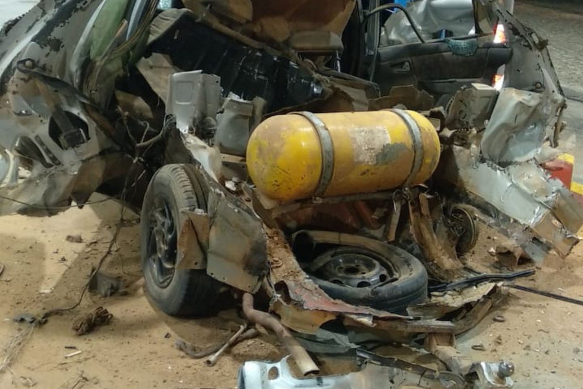 Carro explode durante abastecimento em um posto de combustível