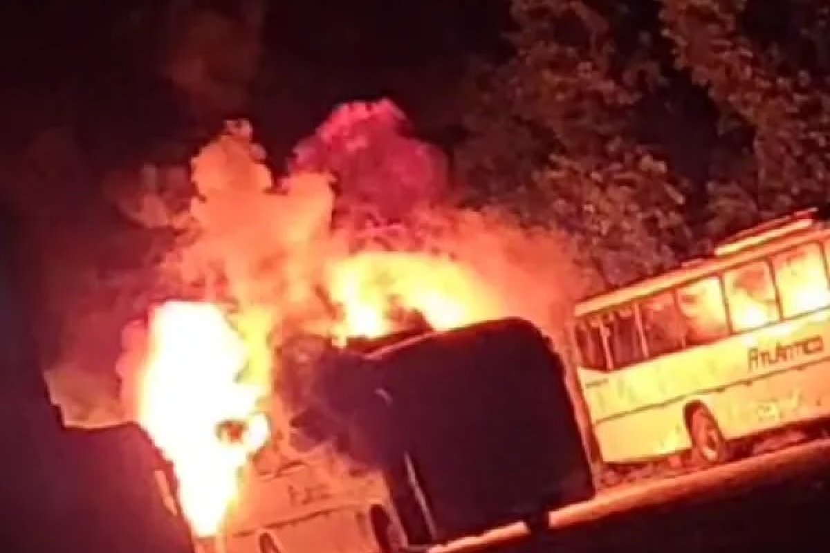 Homem é preso após incendiar ônibus e carro na Bahia
