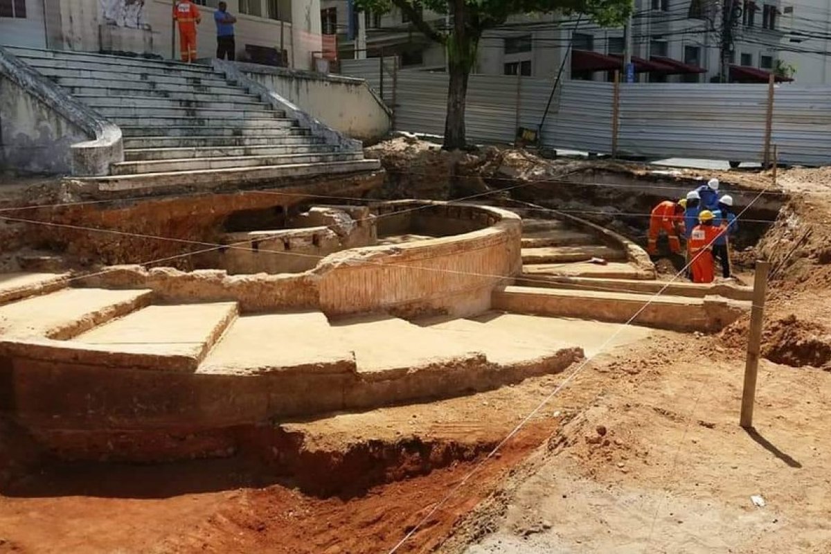 Arqueólogos usam três linhas para traçar origem de estrutura localizada no Centro Histórico