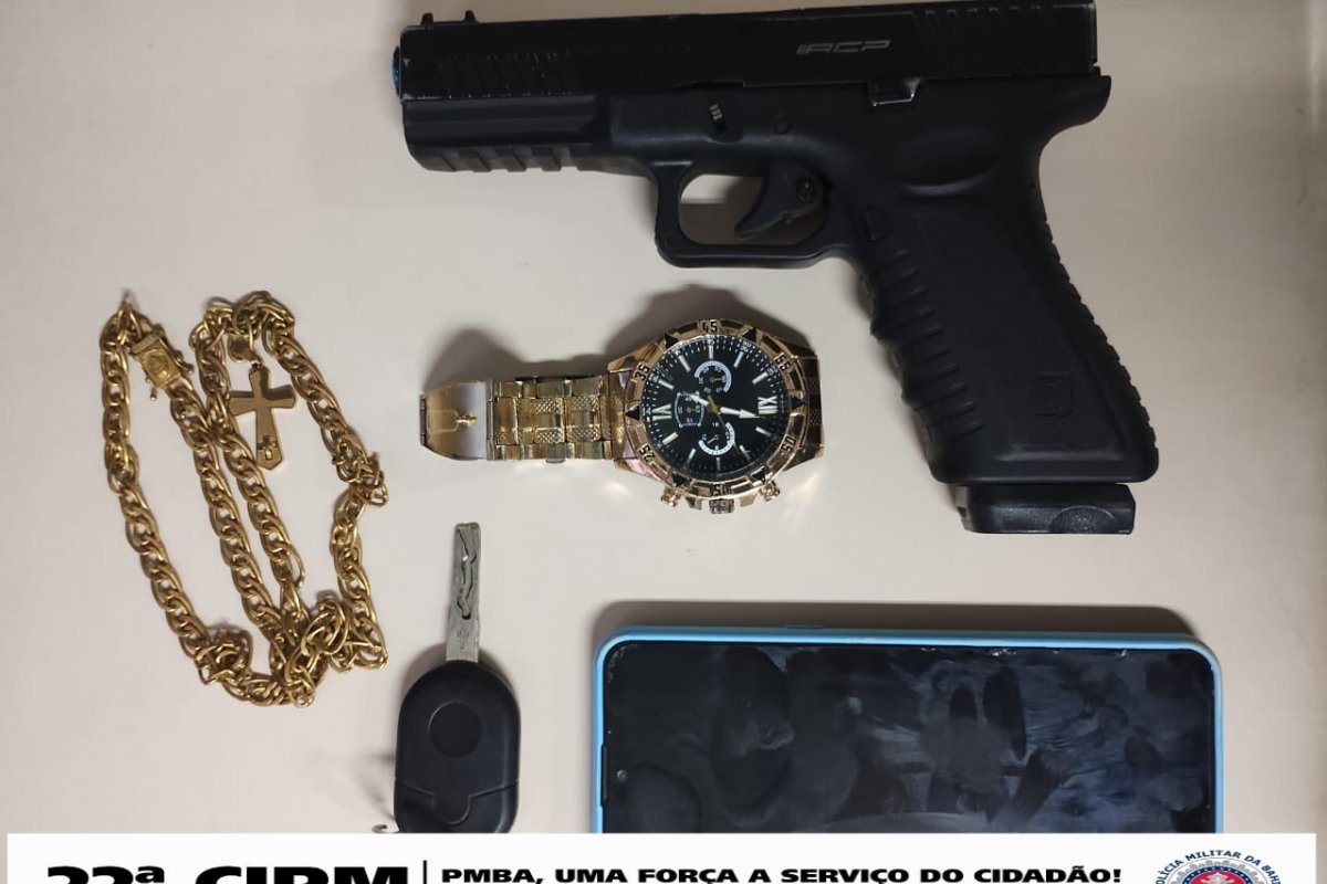 Polícia encontra arma falsa dentro de carro roubado em Simões Filho