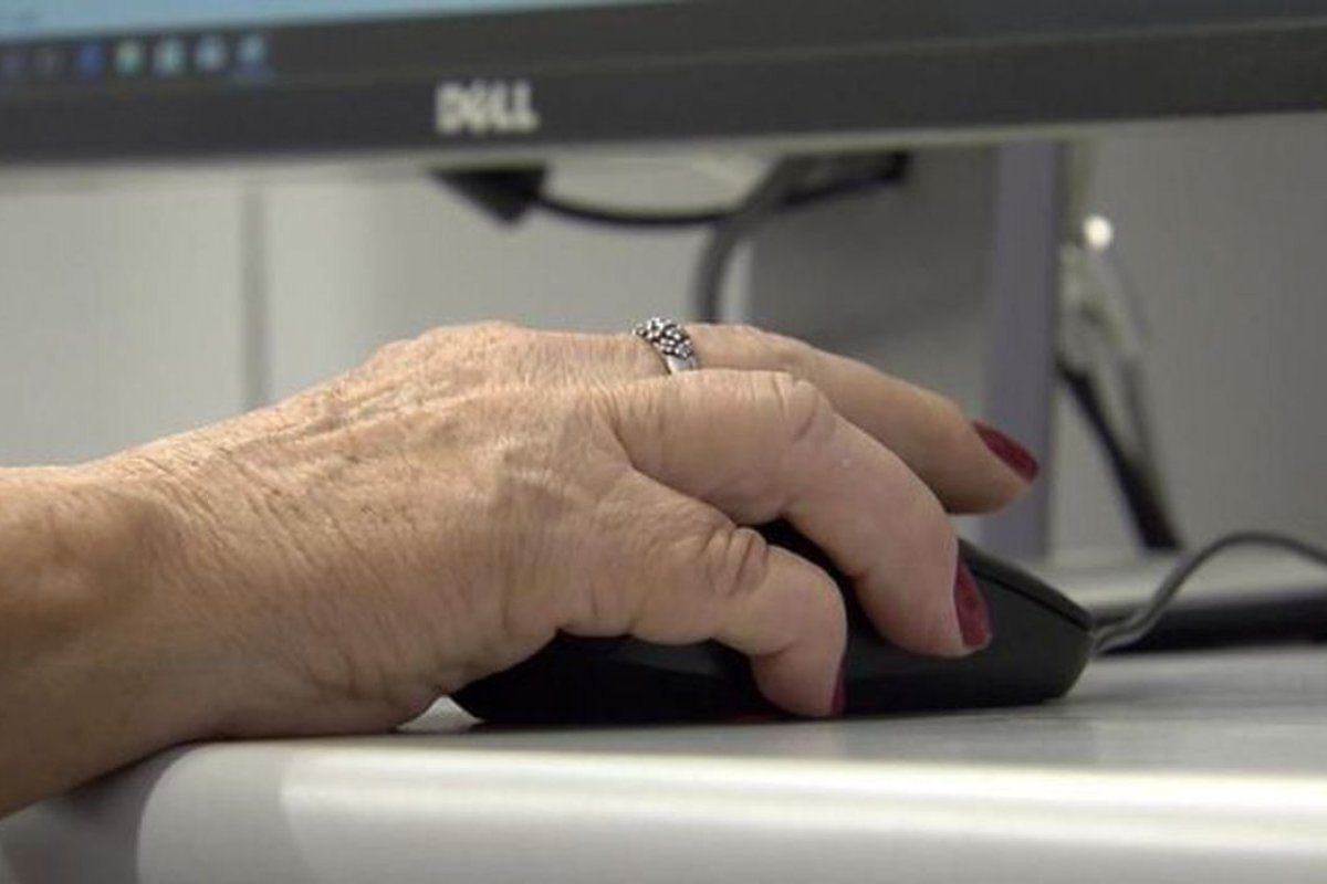 Quatros anos de estudo já melhoram função cognitiva de idosos, diz estudo