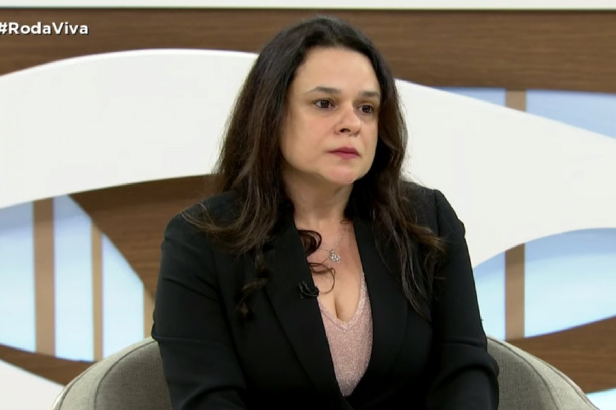 Ao que tudo indica, Flavio Bolsonaro teria cometido crime de peculato, diz Janaina Paschoal