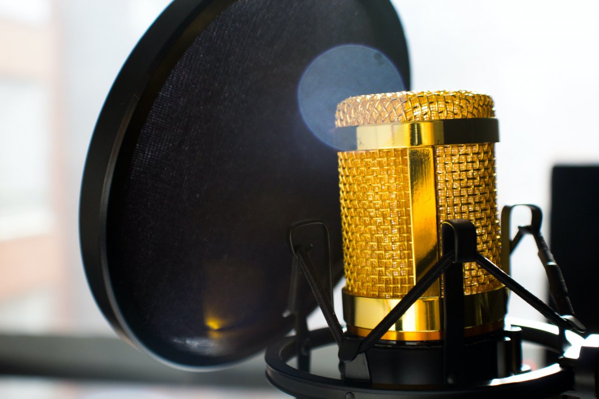 Justiça condena apresentadores de podcast por ofensas contra indígenas