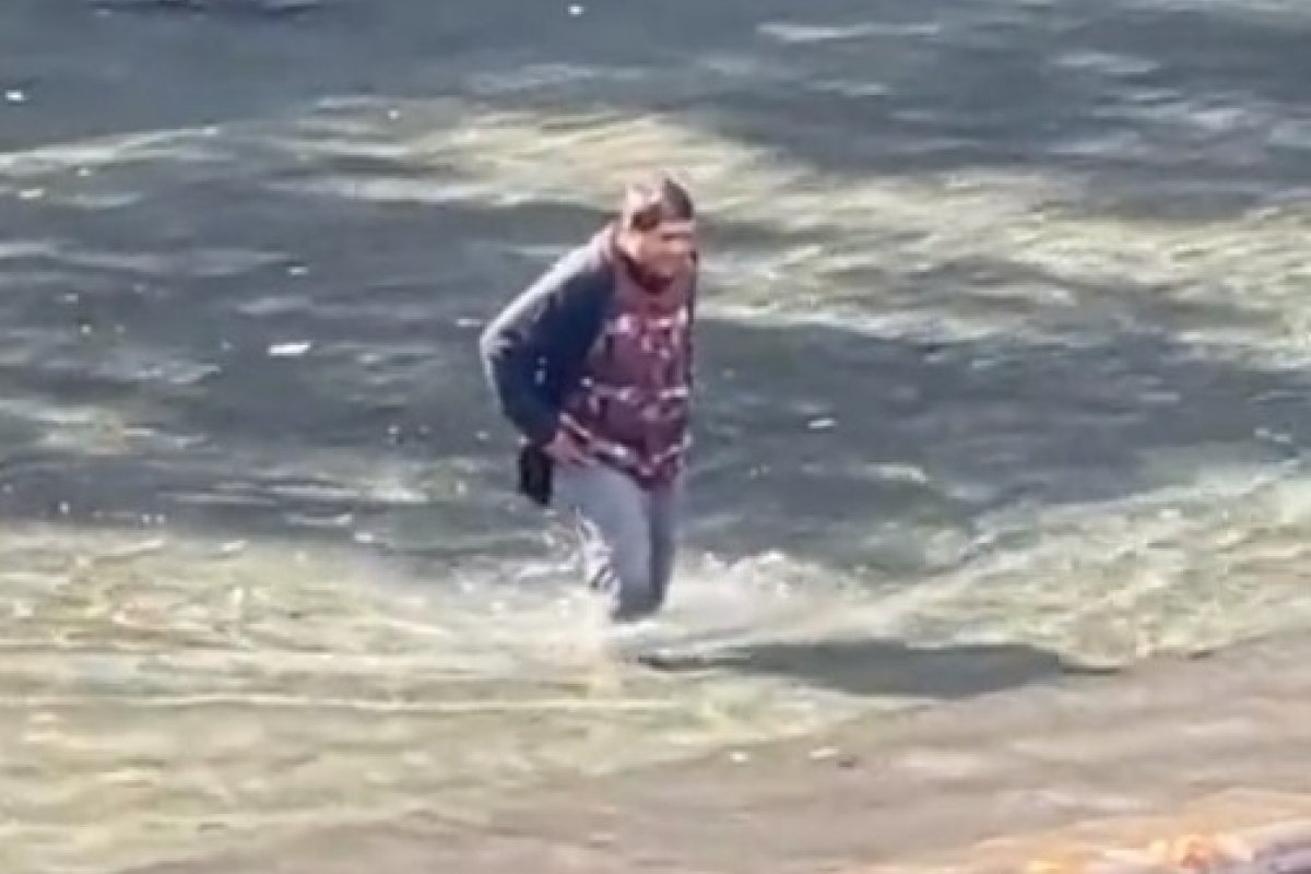 Vídeo: homem é preso após pular dentro do Memorial 11 de Setembro
