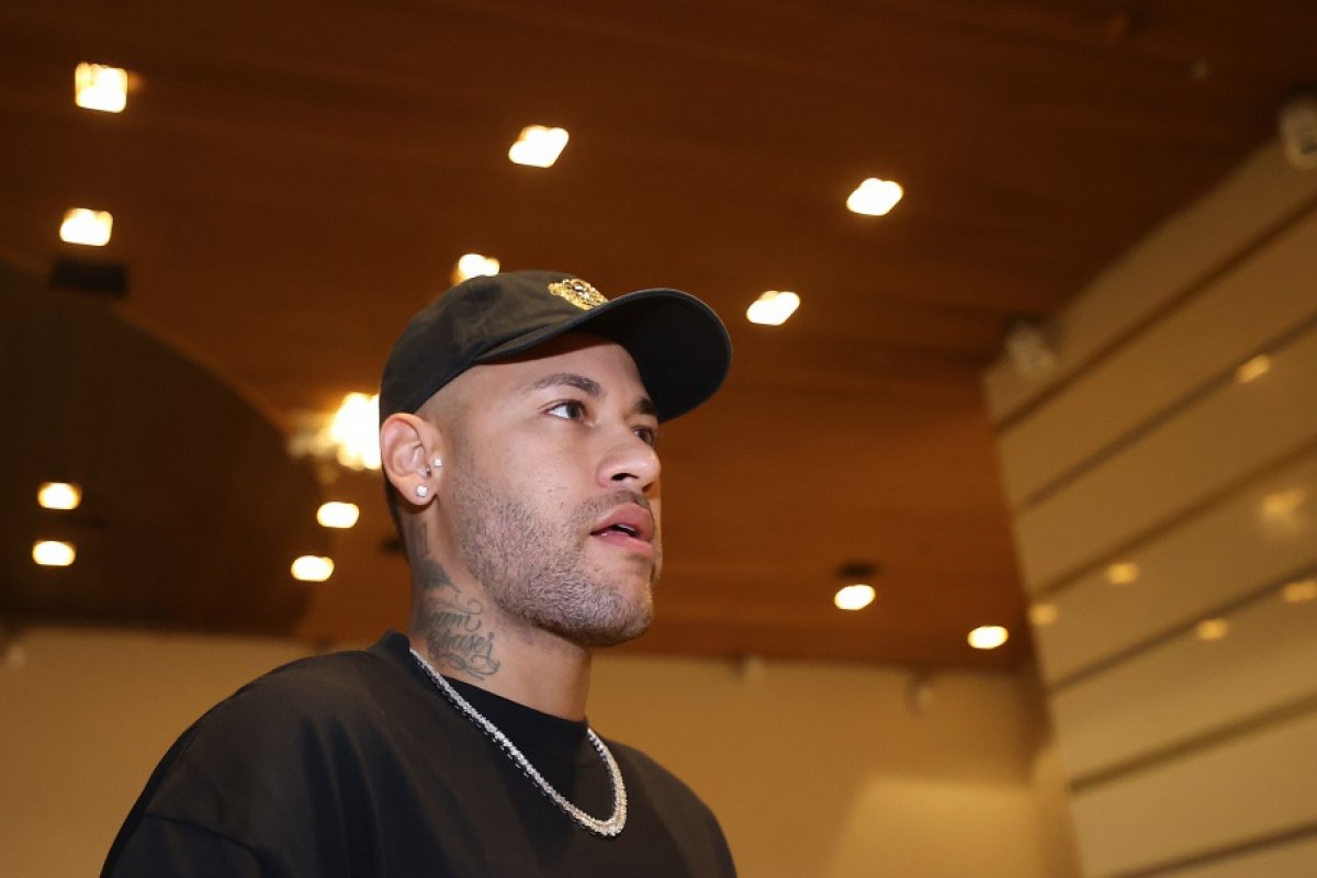 Neymar se apresenta à seleção em Cuiabá e brinca: 'Calor é na Arábia'