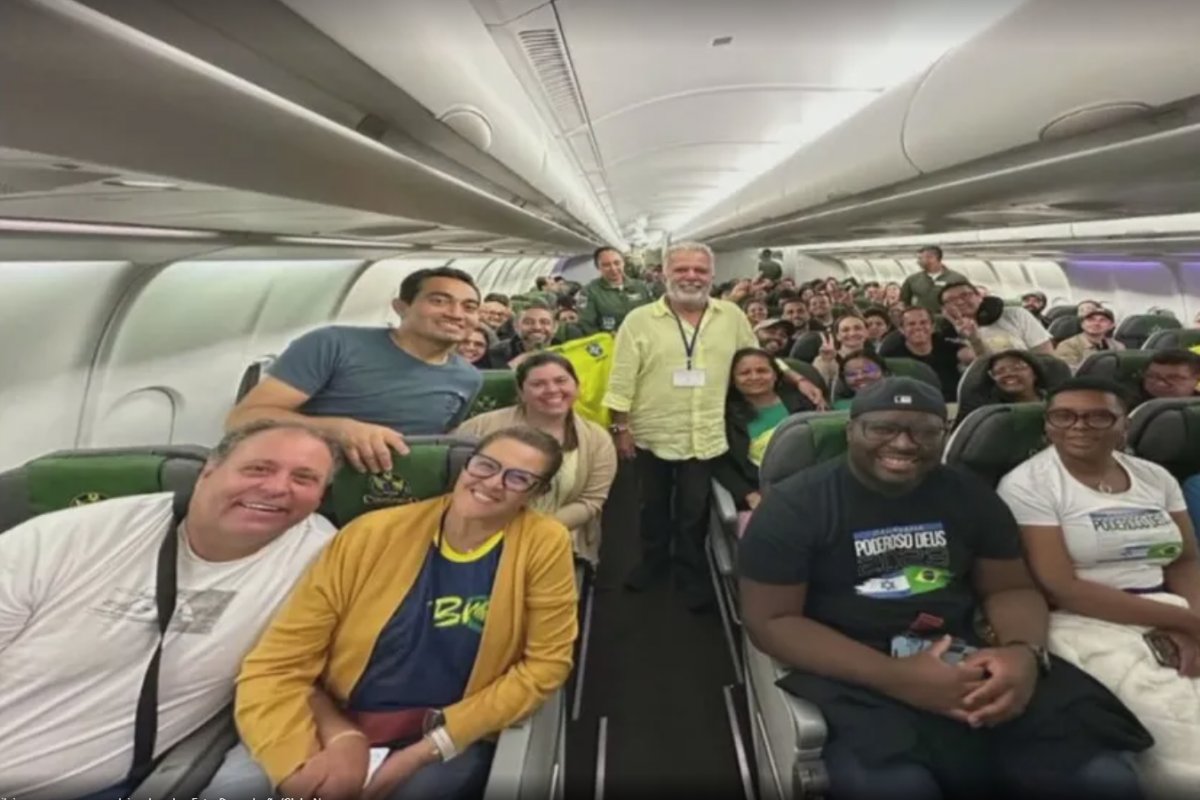 Vídeo: brasileiros comemoram saída de Israel em avião da FAB